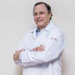 Dr Philip Wolff, especialista em endometrise e fertilização, de braços cruzados