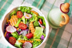 Prato com frutas e hortaliças, fundamentais para uma dieta que melhore a fertilidade feminina.