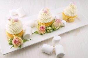 Travessa com cupcakes e marshmallow, vilões da fertilidade feminina.