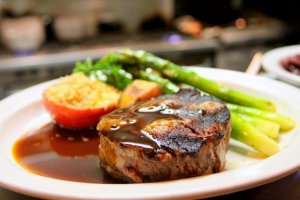 Fertilidade masculina e alimentação. Parto com carne, molho e vegetais.