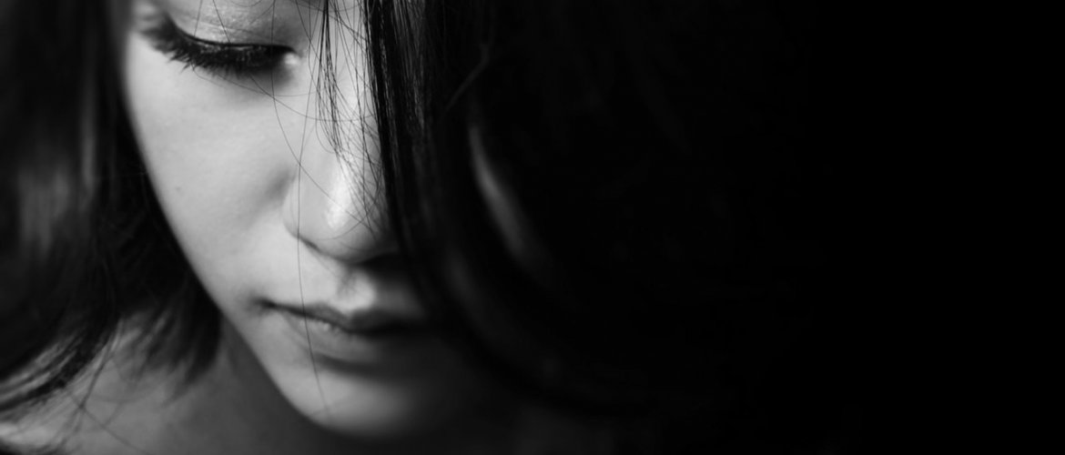 Rosto de mulher triste em preto e branco entrando na menopausa