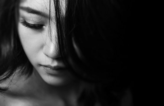 Rosto de mulher triste em preto e branco entrando na menopausa