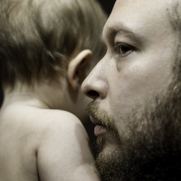 Infertilidade no homem. Perfil do risto de um home. e cabeça e ombro de bebê de lado. em preto e branco.
