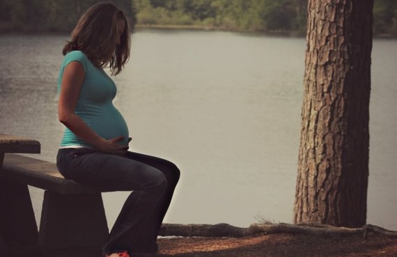Mulher sentada com sintomas de depressão na gravidez