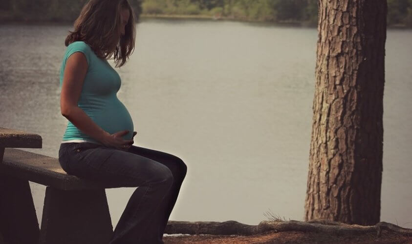 Mulher sentada com sintomas de depressão na gravidez
