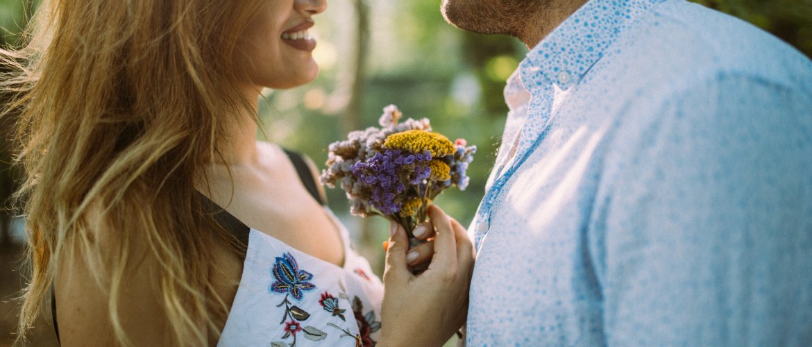 Preservar a fertildade: casal em campo aberto florido