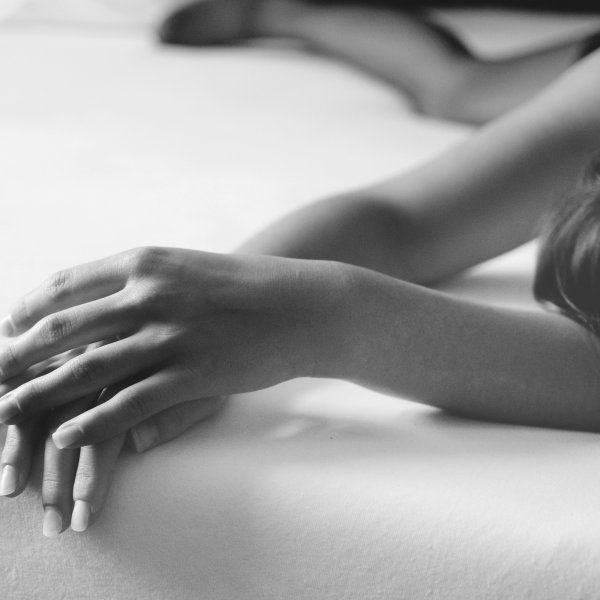 Foto em preto e branco de mulher deitada, com endometrite crônica