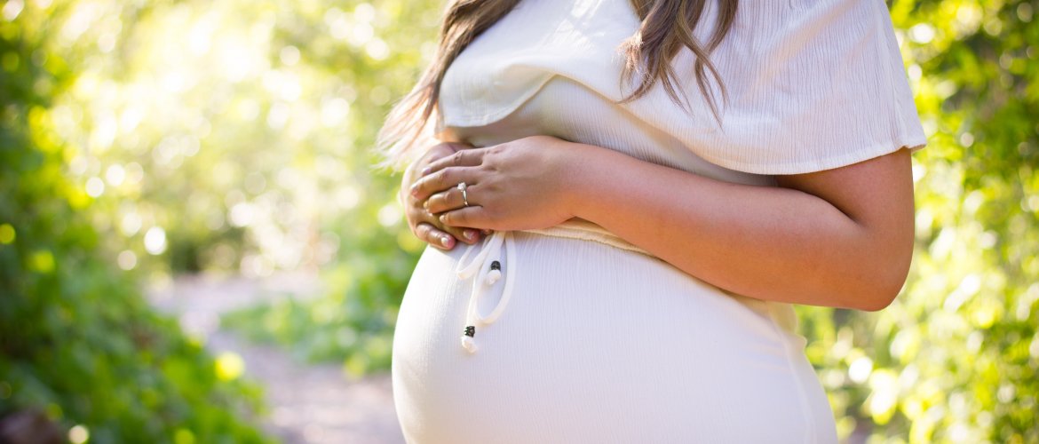 Hormônios da gravidez - Mulher grávida, com mãos na barriga
