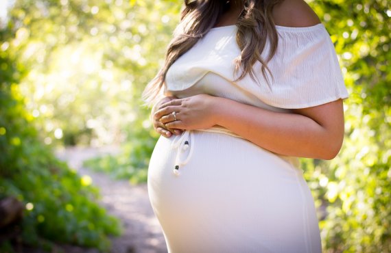 Hormônios da gravidez - Mulher grávida, com mãos na barriga
